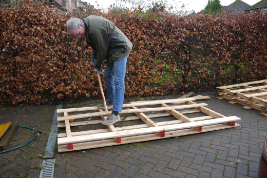 pallet dismantle shed dismantling tools hammer end between using